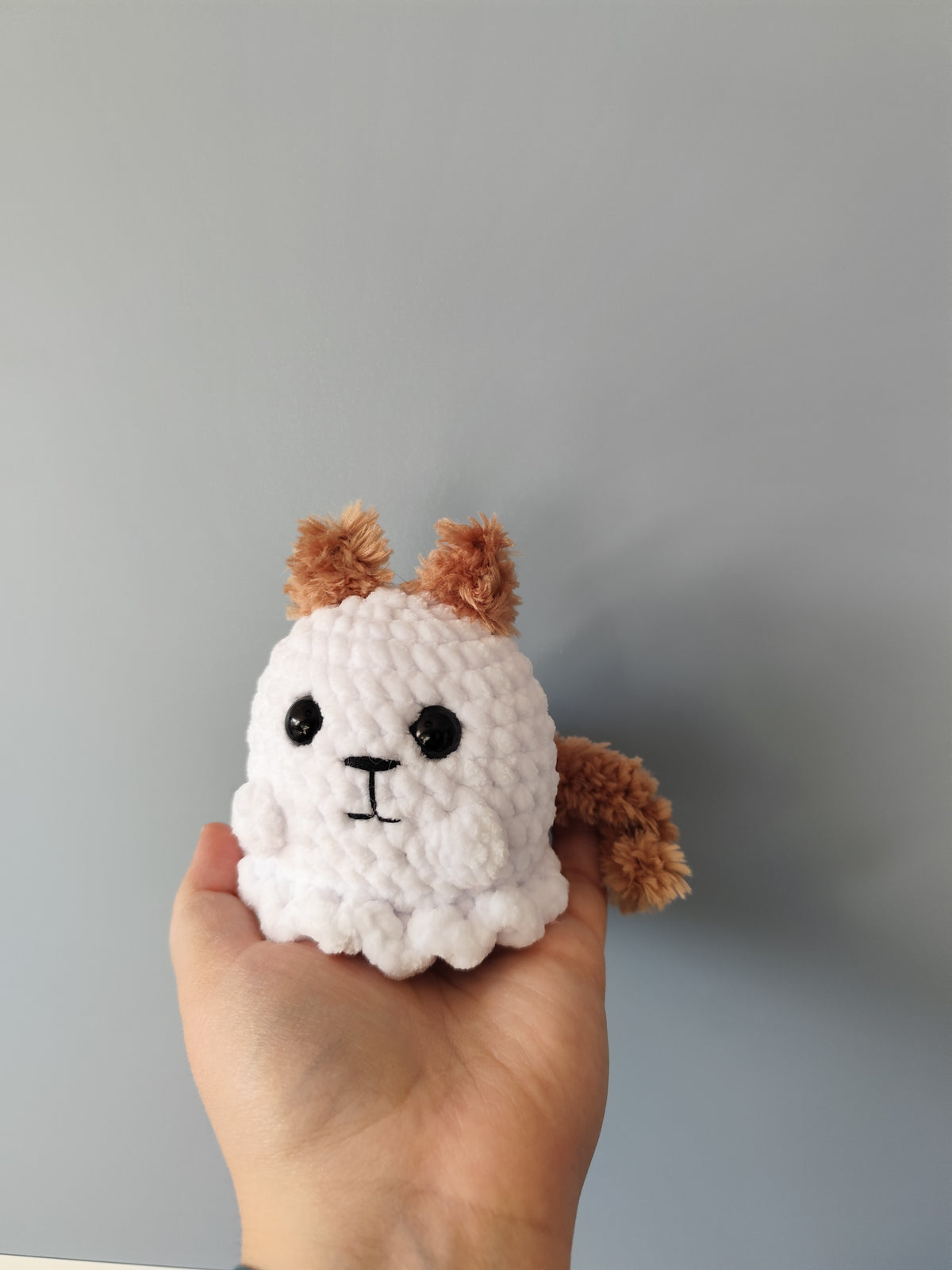 Squish das Eichhörnchen im Geistkostüm